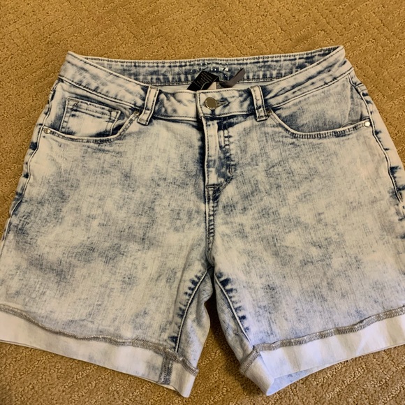 EUC APT9 Light Acid Washed Denim Cuffed Shorts - Picture 8 of 12